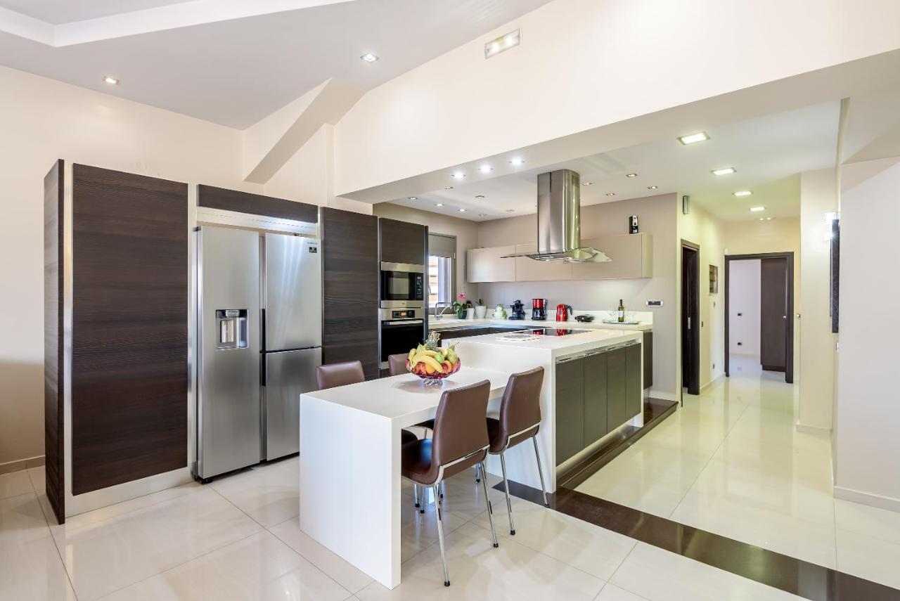 Luxury Villa In City Center With Rooftop Swimming Pool Hriszí Aktí Haniá Kültér fotó