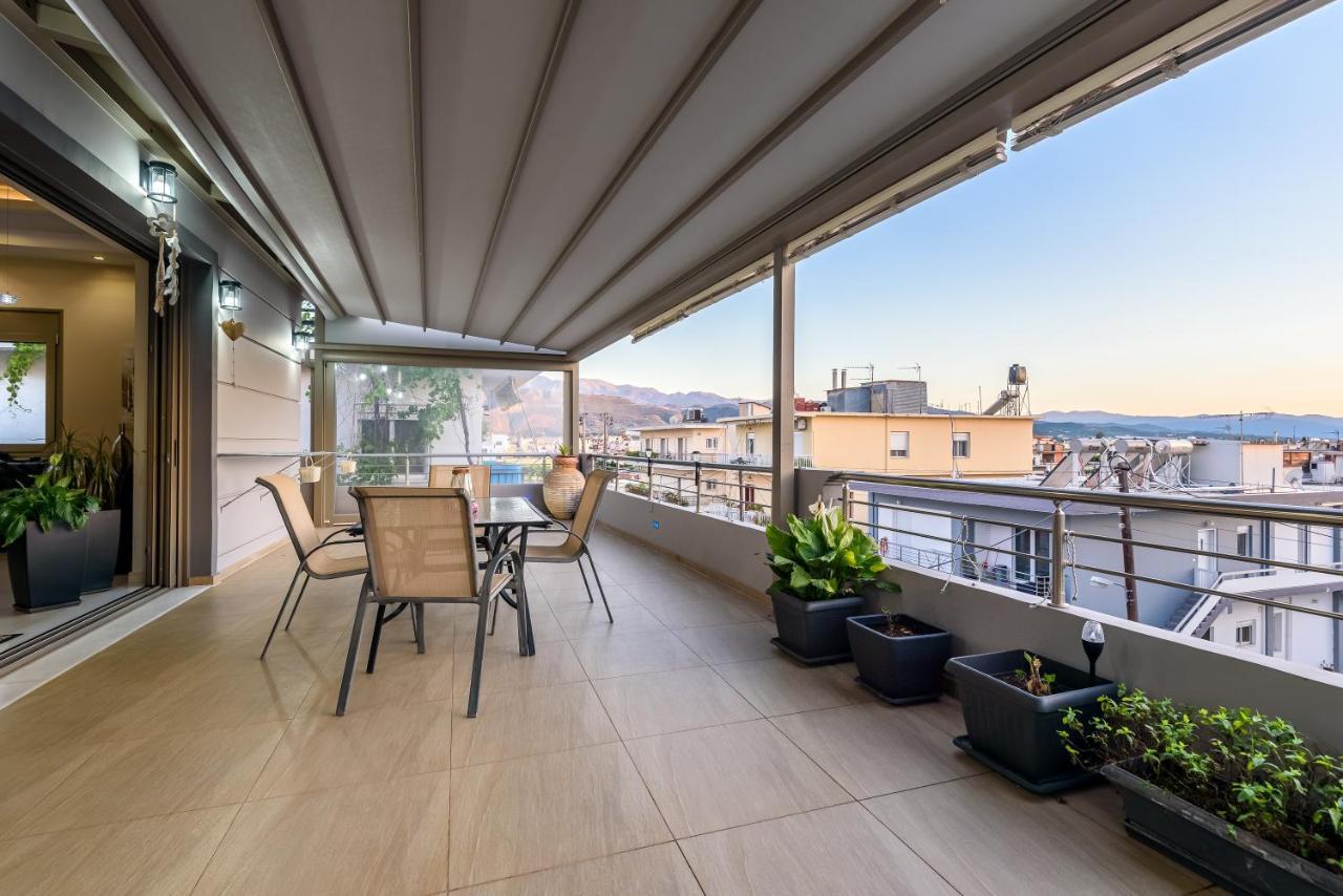Luxury Villa In City Center With Rooftop Swimming Pool Hriszí Aktí Haniá Kültér fotó