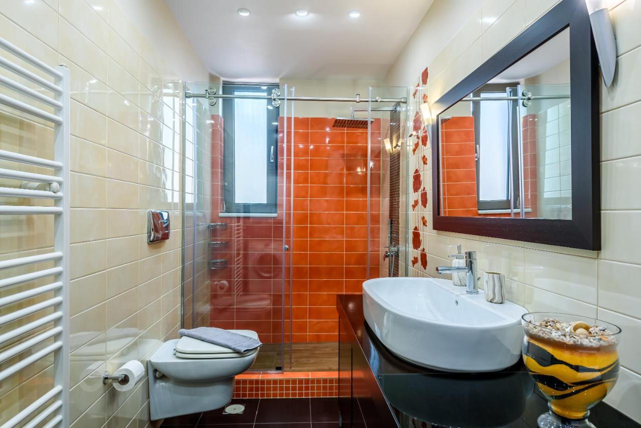 Luxury Villa In City Center With Rooftop Swimming Pool Hriszí Aktí Haniá Kültér fotó