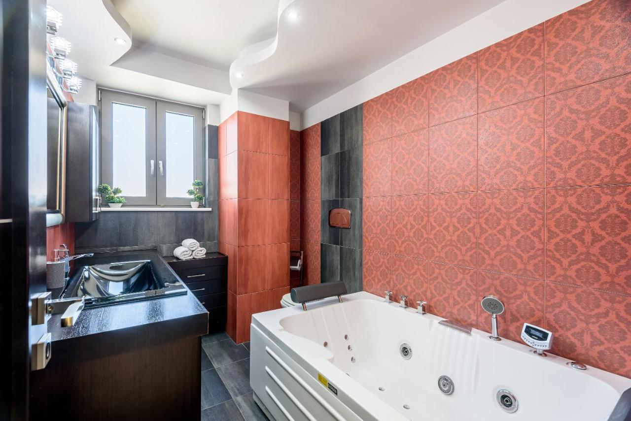 Luxury Villa In City Center With Rooftop Swimming Pool Hriszí Aktí Haniá Kültér fotó